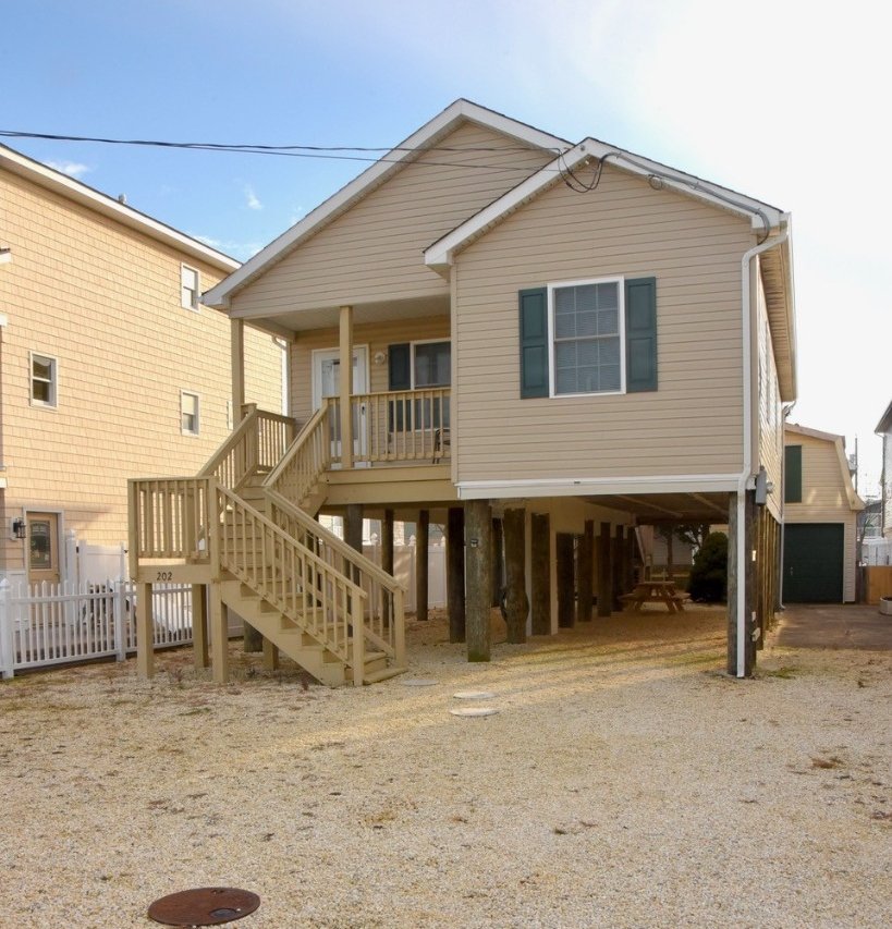 Beautiful Raised Ranch! Walk to beach or bay beach! Everything nearby!