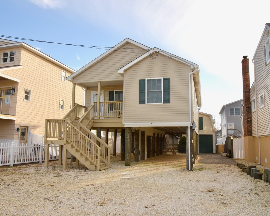 Beautiful Raised Ranch! Walk to beach or bay beach! Everything nearby!