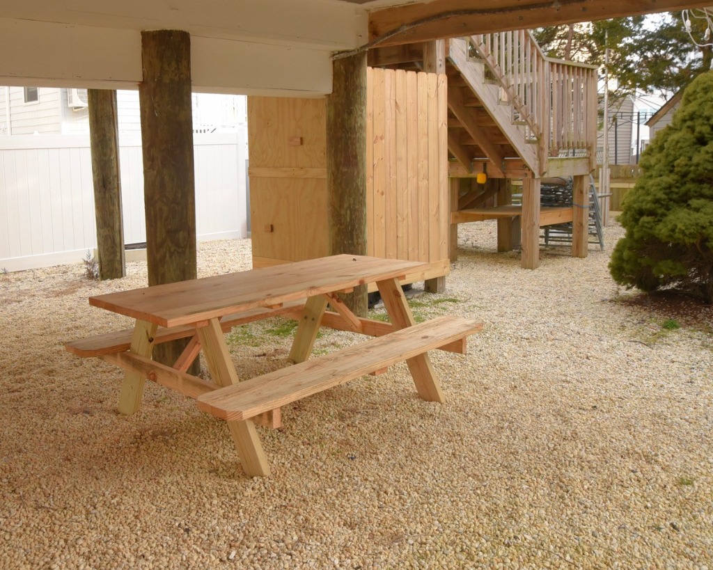 Beautiful Raised Ranch! Walk to beach or bay beach! Everything nearby!