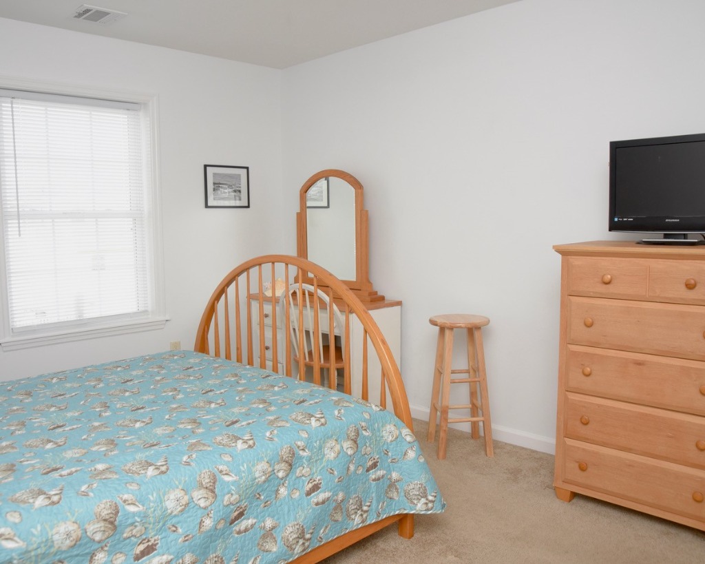 Beautiful Raised Ranch! Walk to beach or bay beach! Everything nearby!