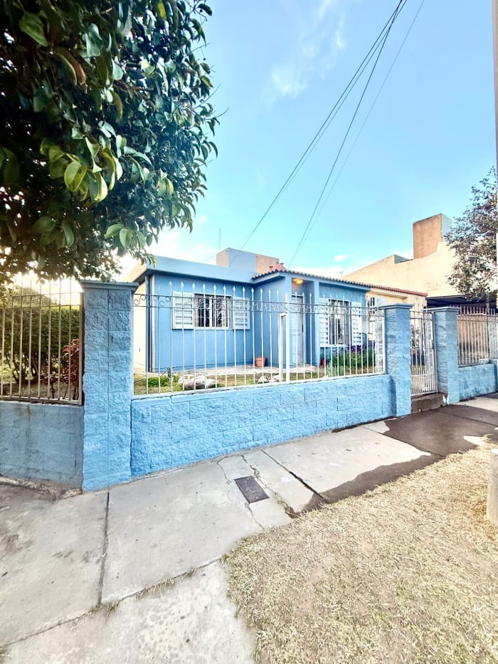 VENTA CASA CERROS COLORADOS 3 DORMITORIOS ESQUINA