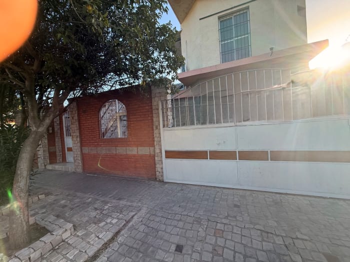 VENTA LA PUNTA HERMOSA CASA con 2 DEPARTAMENTOS DE 1 DORMITORIO 