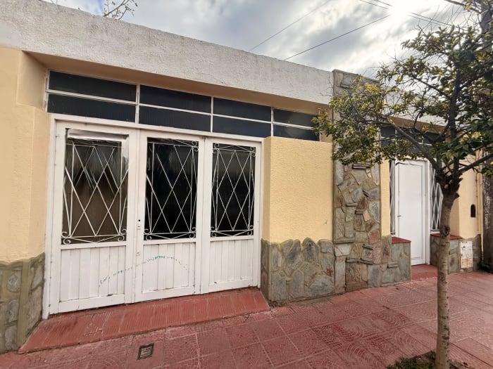 VENTA CASA CÉNTRICA SOBRE CALLE CASEROS 3 DORMITORIOS 