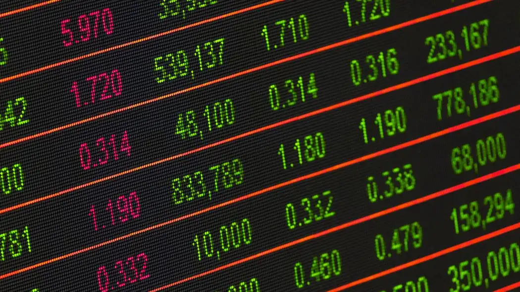 Kedekatan tampilan data pasar saham digital yang menunjukkan angka dan tren keuangan berwarna-warni.