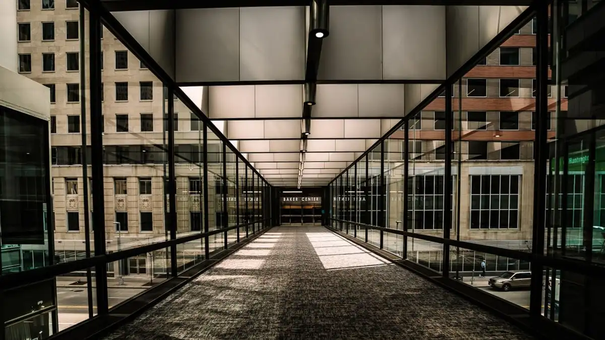 Sebuah pemandangan jalan layang modern yang tertutup kaca di pusat kota Minneapolis, Minnesota.