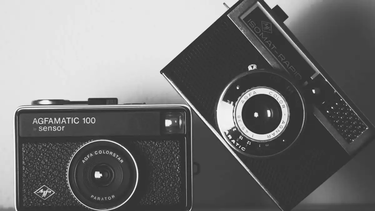 Dua kamera Agfa klasik dipamerkan dalam warna hitam dan putih yang artistik untuk memberikan kesan retro.