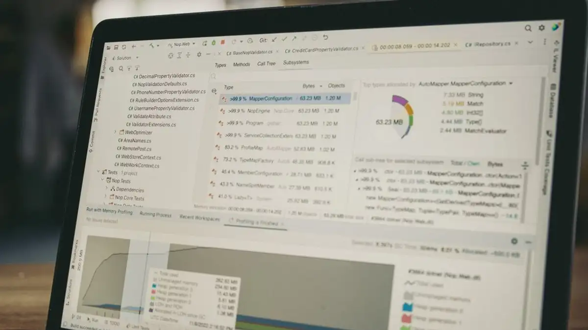 Tampilan dekat layar laptop yang menunjukkan antarmuka perangkat lunak pengkodean dan analisis data di dalam ruangan.