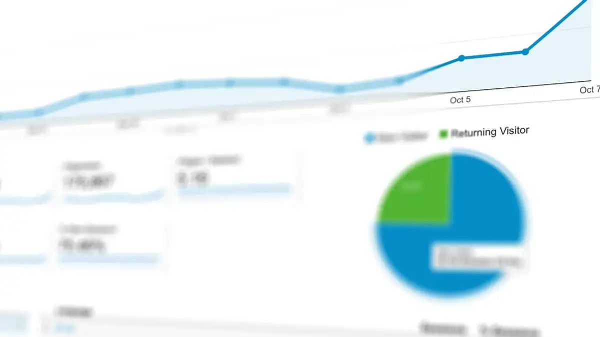 Visualisasi abstrak analitik data dengan grafik dan diagram yang menunjukkan pertumbuhan dinamis.