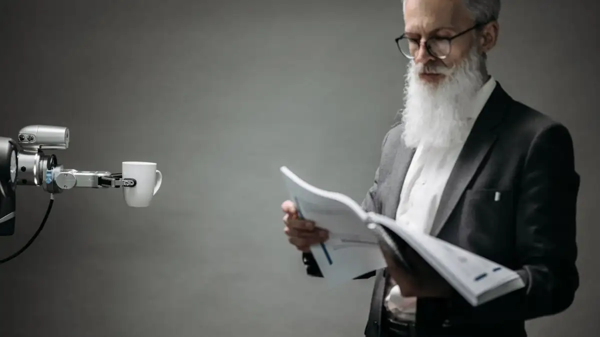 Lengan robot membantu seorang profesional dengan buku dan kopi dalam pengaturan kantor modern. Teknologi bertemu inovasi.