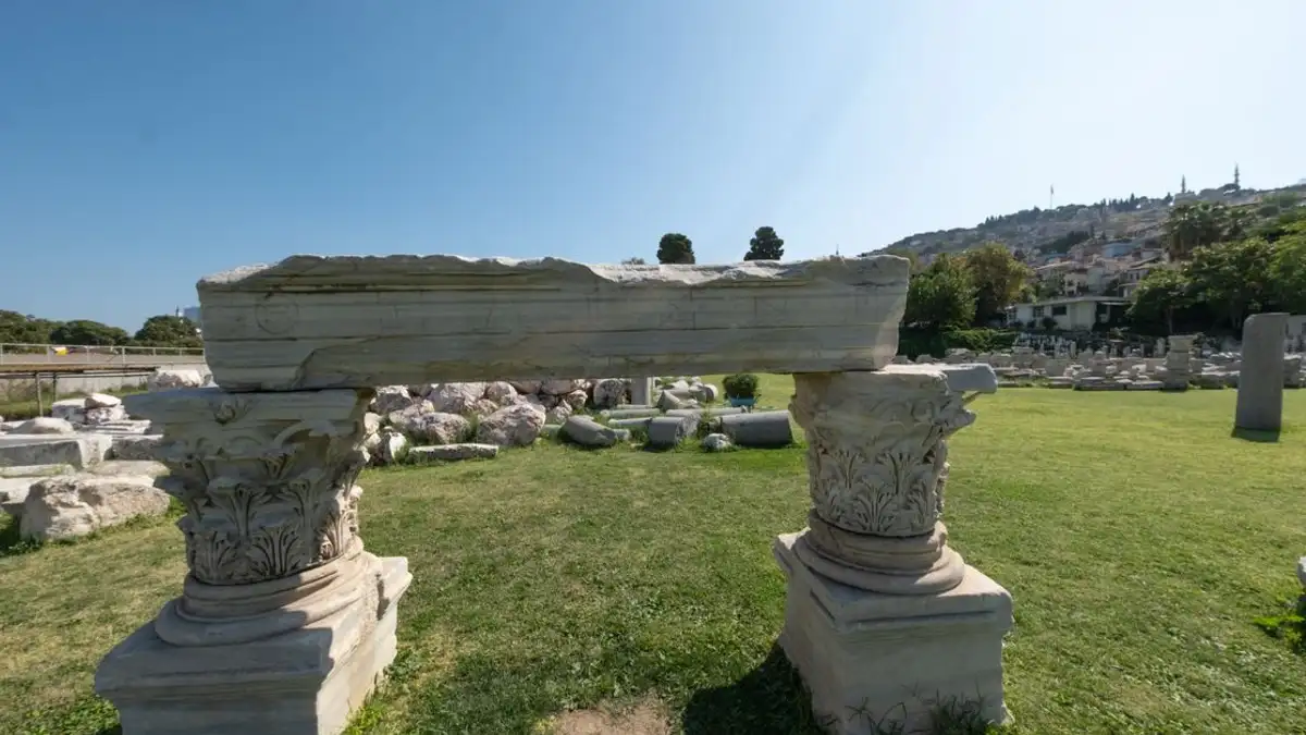 Jelajahi reruntuhan kuno Agora di İzmir, yang menampilkan warisan sejarah kaya kota tersebut.