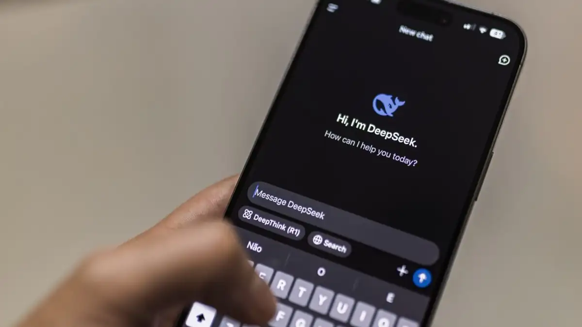 Sebuah telepon pintar yang menampilkan antarmuka obrolan AI DeepSeek, yang menggambarkan penggunaan teknologi modern.