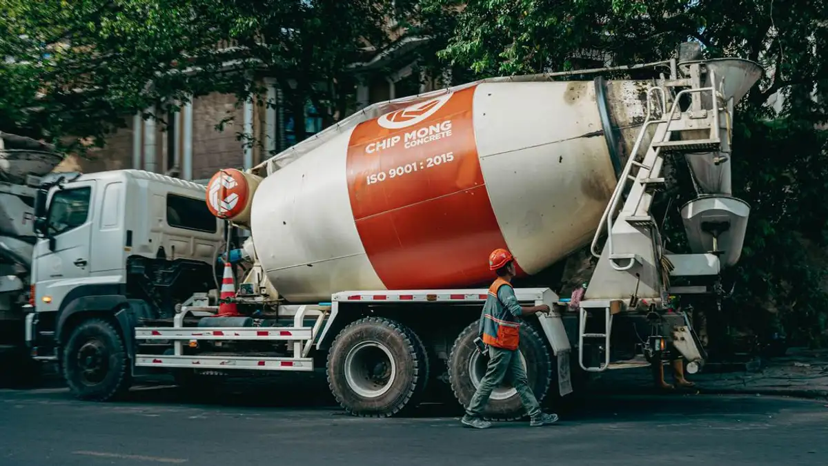 Truk pengaduk beton diparkir di jalan yang ramai di Phnom Penh, Kamboja.