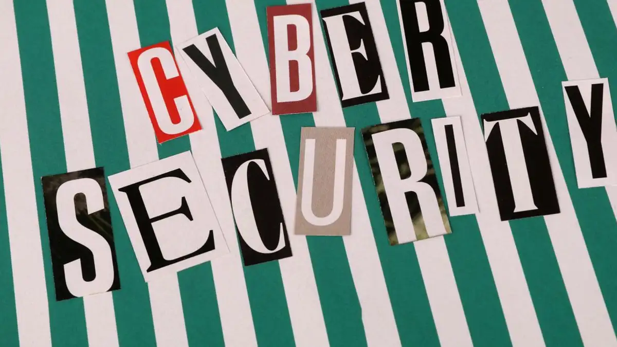 Konsep cyber security digambarkan dengan kolase teks kreatif di latar belakang bergaris.