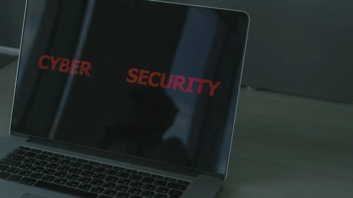 Tampilan dekat laptop yang menampilkan teks tentang keamanan siber, menekankan tema keamanan digital.