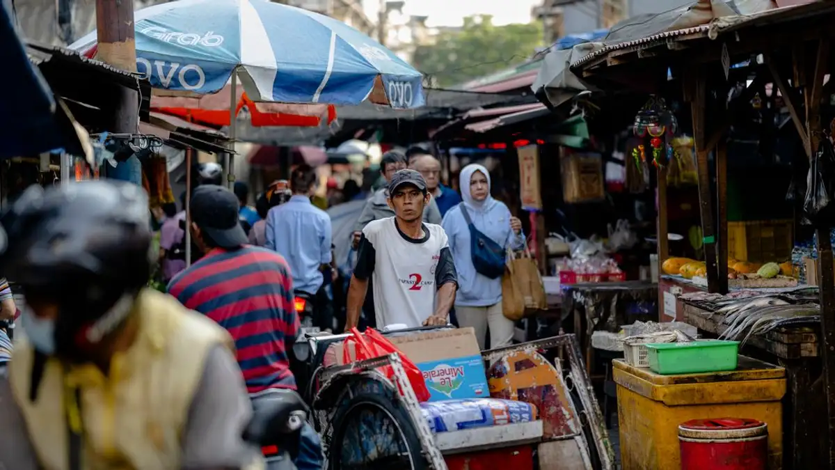Pemandangan pasar jalanan yang ramai dengan pedagang dan pembeli di Asia, menampilkan kesibukan sehari-hari.