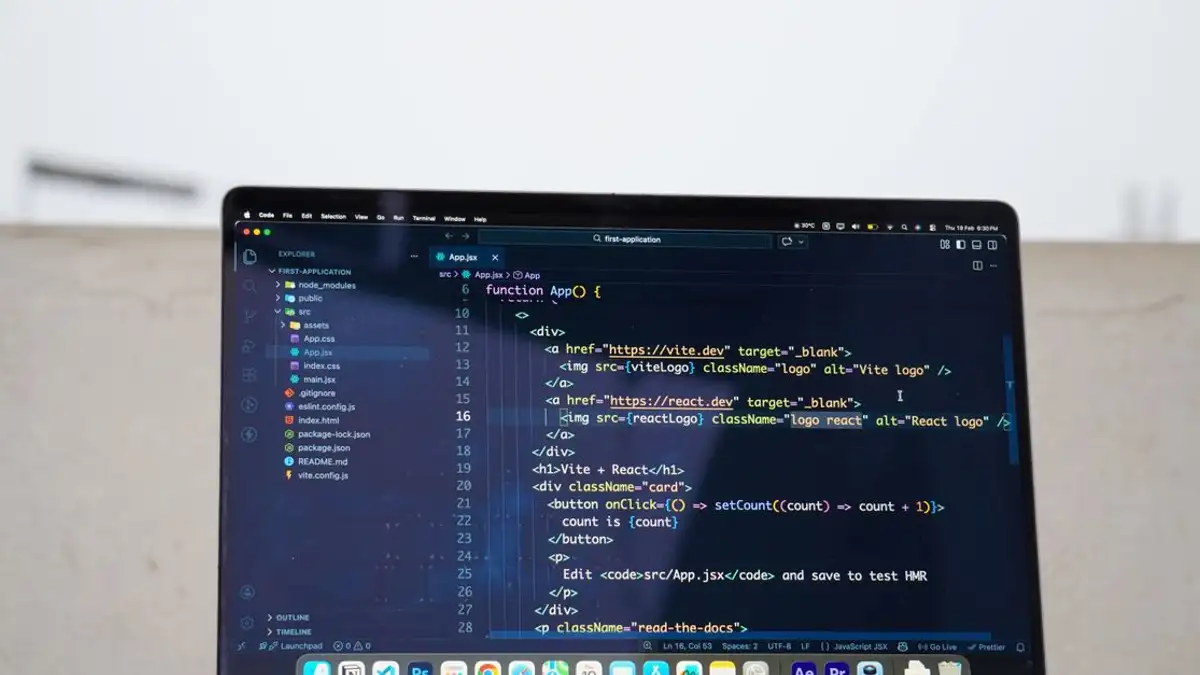 Laptop yang menampilkan kode di luar ruangan, ideal untuk pekerjaan jarak jauh atau pemrograman lepas.