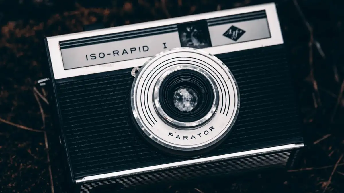 Close-up dari kamera vintage ISO-Rapid I Parator dengan desain retro yang nostalgis.