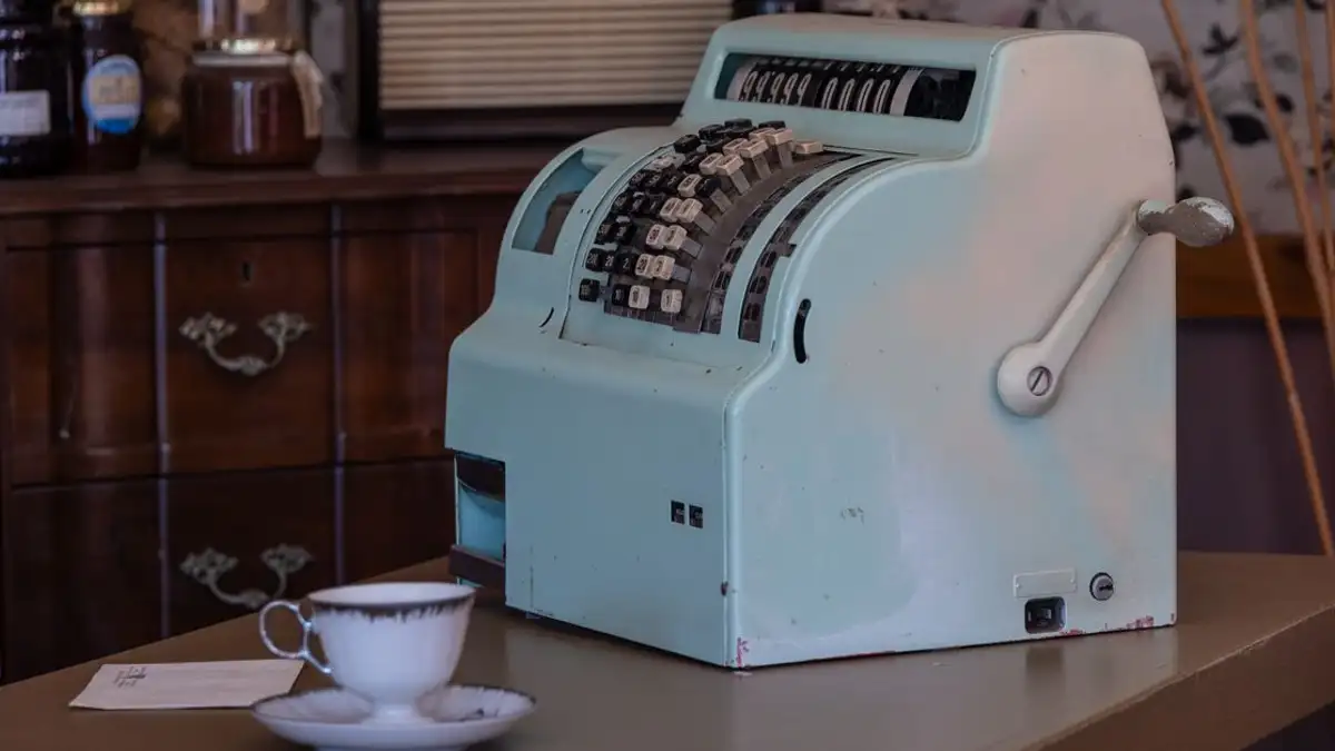 Jelajahi pesona mesin kasir antik dalam suasana ritel klasik dengan dekorasi retro.