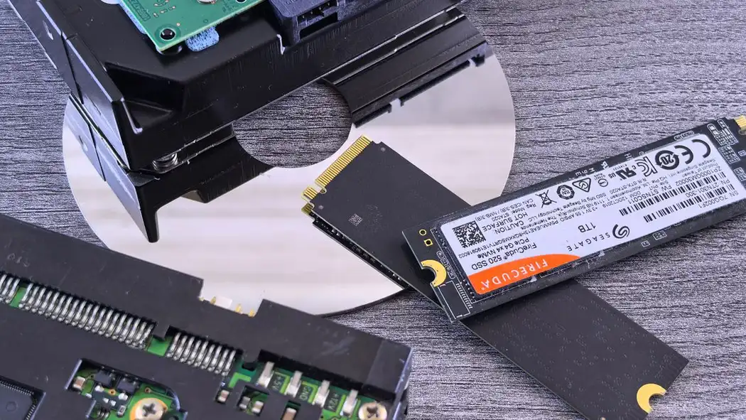 Perbandingan teknologi penyimpanan data: NVMe SSD, HDD, dan CD.