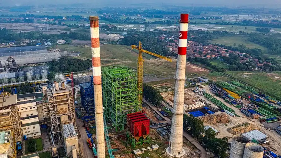 Tampilan udara pabrik industri dengan cerobong dan mesin di Serang, Indonesia.