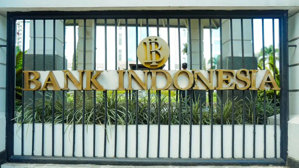 Gerbang masuk Bank Indonesia di Bandung, menampilkan logo dan arsitektur ikoniknya.