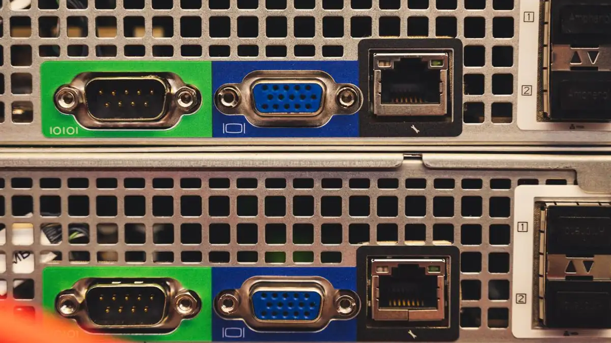 Tampilan terperinci dari port Ethernet dan VGA pada server yang menonjolkan fitur konektivitas.