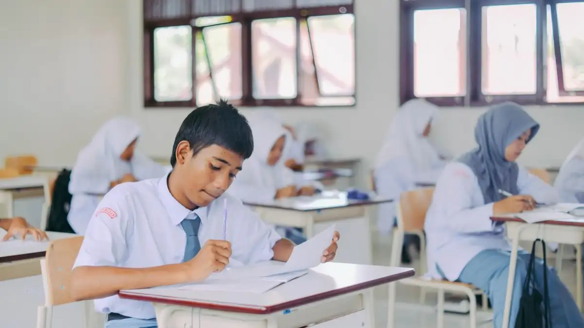 Siswa sekolah menengah di Indonesia belajar di lingkungan kelas.