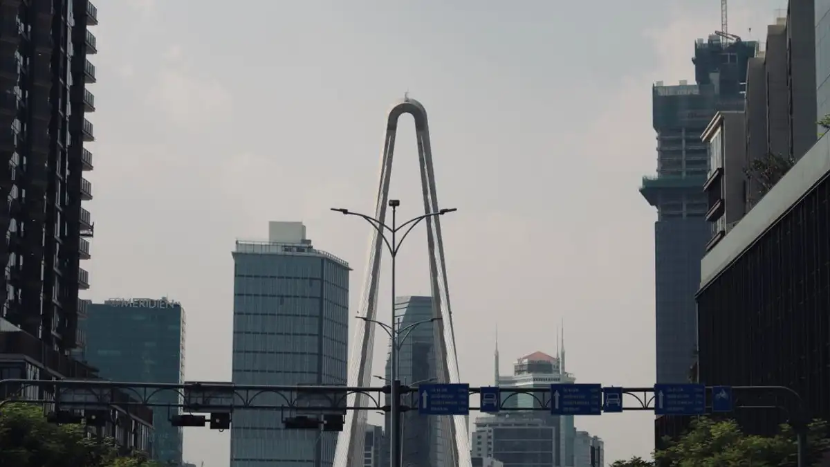 Garis langit perkotaan yang menampilkan Jembatan Thu Tiem 2 di tengah gedung bertingkat di Kota Ho Chi Minh.