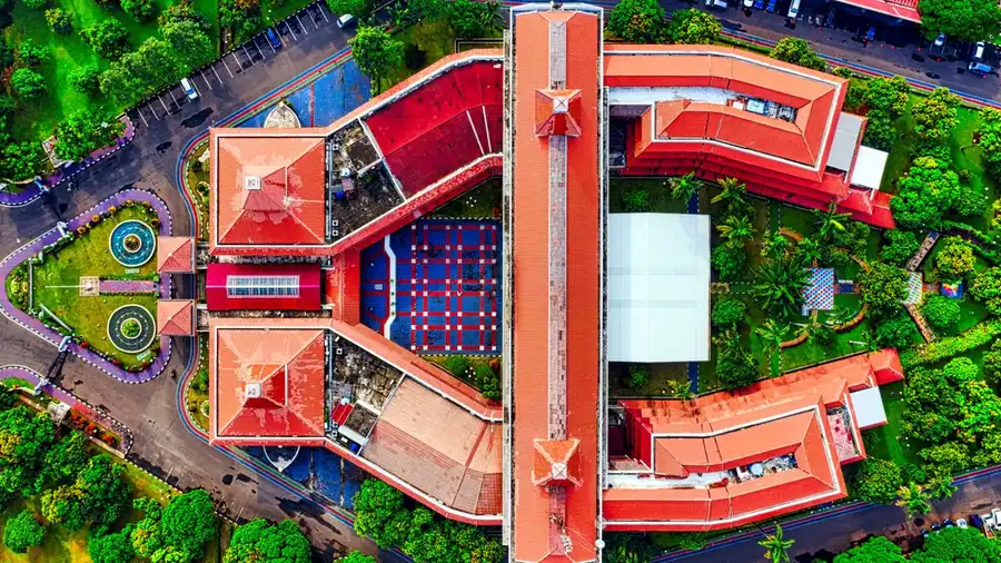 Sebuah foto udara yang cerah menampilkan arsitektur modern dengan hijauan subur di Tangerang, Indonesia.