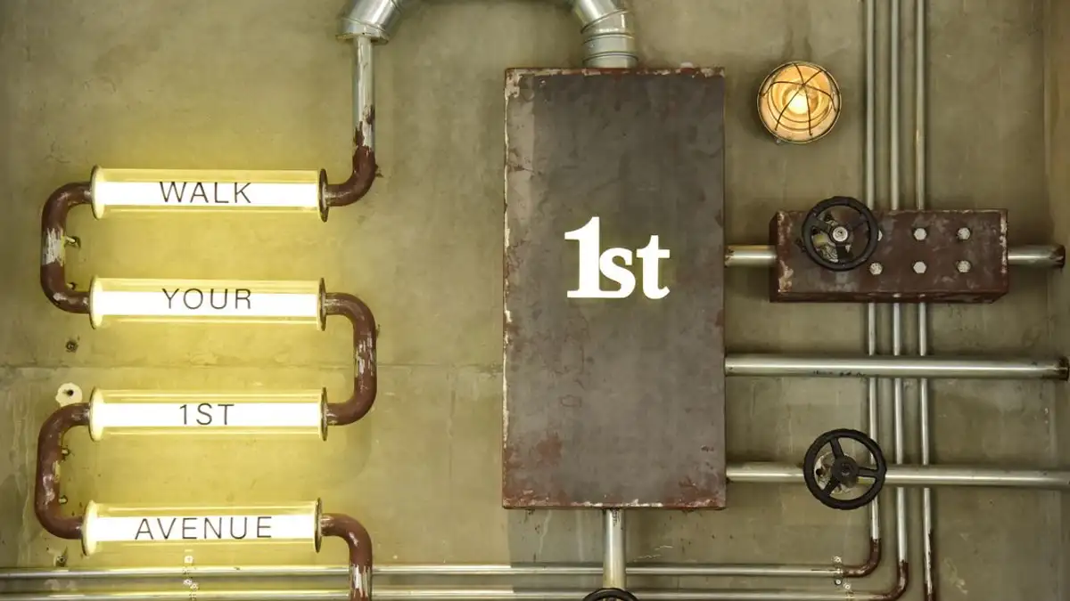 Dekorasi dinding bergaya industrial yang menampilkan pipa dan lampu vintage dalam gaya steampunk.