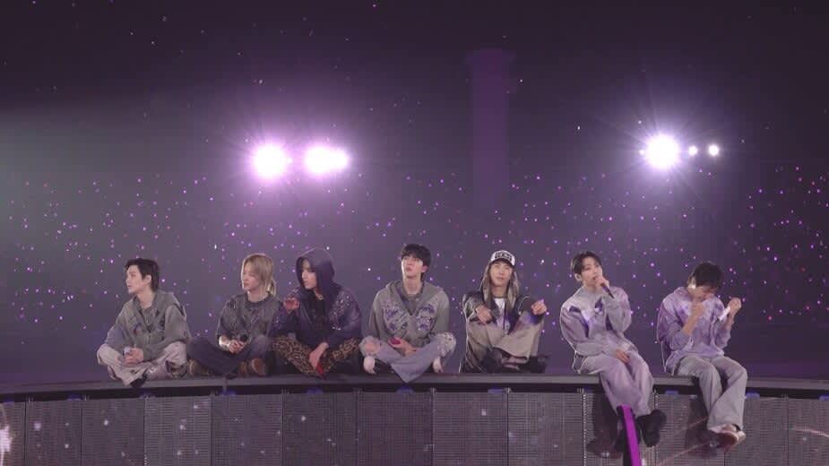 BTS'in ABD konserinde çalınan eski bir şarkı, kadın hakları ve suçlu prodüktör bağlantıları nedeniyle hayranlar arasında yeni bir tartışma başlattı.