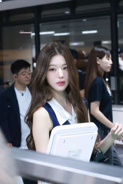 IVE üyesi Jang Wonyoung'un minimum makyajla çekilen doğal fotoğrafları Kore çevrim içi topluluklarında büyük yankı uyandırdı ve hayranlardan tam not aldı.