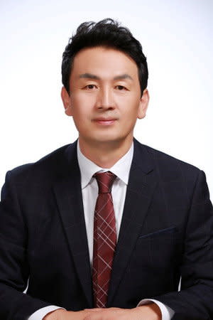 Cha Kwang-soo, W – Two Worlds Apart dizisinde Son Hyun-suk