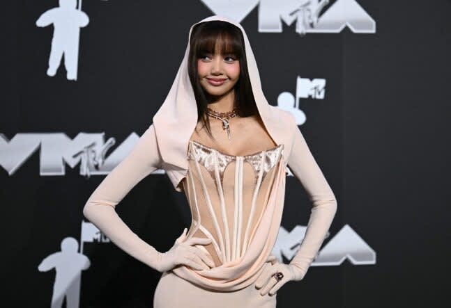 BLACKPINK üyesi Lisa, yeni belgeseli Always Lalisa'da K-pop sektöründeki zorlukları ve gizli ilişkilerini anlattı.