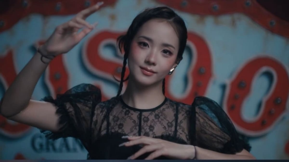 BLACKPINK'ten Jisoo'dan Zirve Hamlesi: CLICK ile Listeleri Salladı