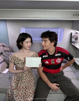 IU'nun Yeni '투샷'ı: Yanındaki Gizemli Yabancı Erkek Kim?