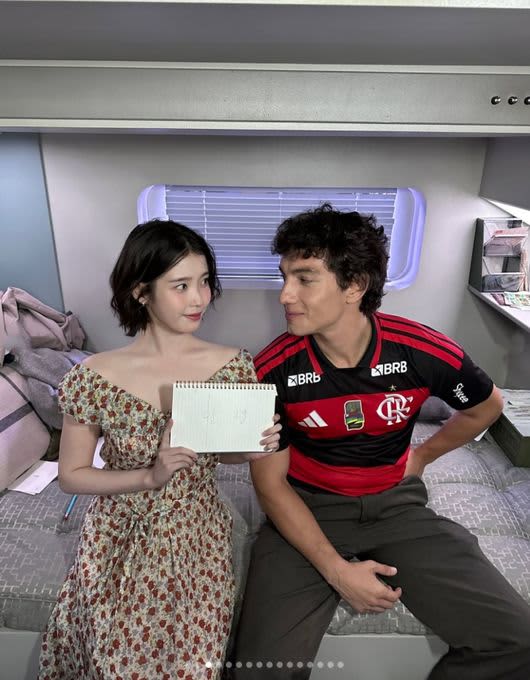 IU'nun Yeni '투샷'ı: Yanındaki Gizemli Yabancı Erkek Kim?