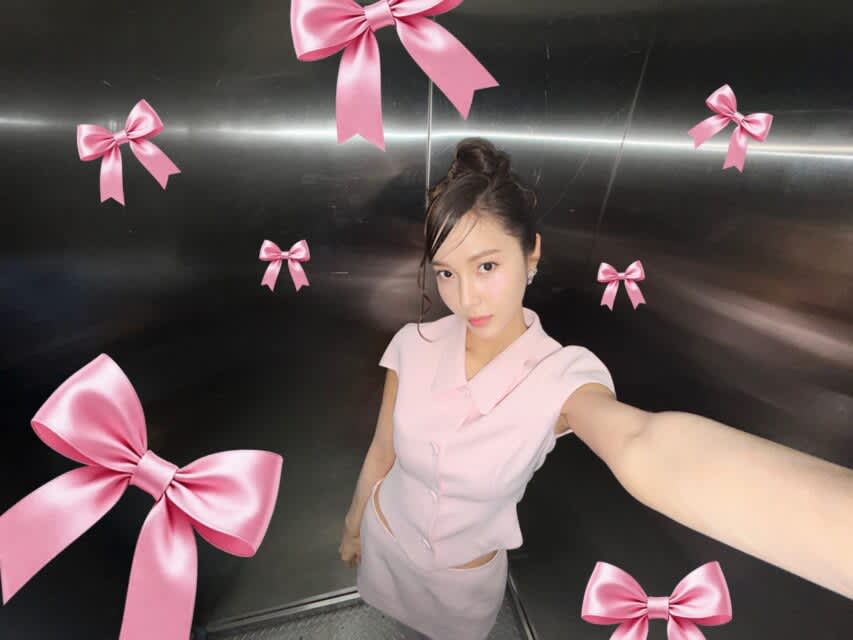 Eski Girls' Generation üyesi Jessica, komedyen Park Myung Soo ile 17 yıl sonra 'Naengmyeon' şarkısını yeniden seslendirerek hayranlarını nostaljiye boğdu.