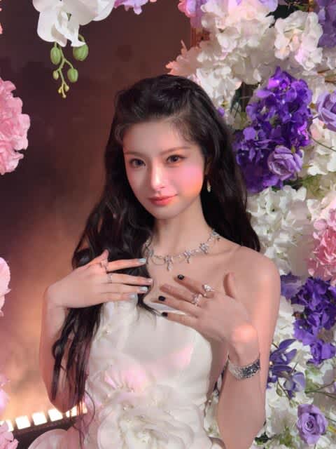 EVERGLOW'un eski üyesi Yiren, 8 yıllık kariyerinde hiç kazanç elde etmediğini açıklayarak K-Pop sektöründeki köle emek sistemini yeniden gündeme getirdi.
