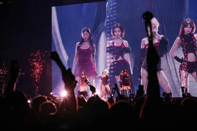 LE SSERAFIM, ABD turnesi ve iHeartRadio Müzik Festivali'nde Hollywood yıldızlarıyla bir araya gelerek küresel etkisini gözler önüne serdi.