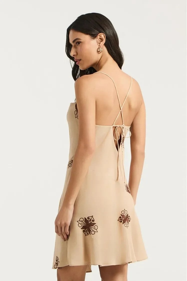 VESTIDO CURTO CREPE BORDADO COOKIE