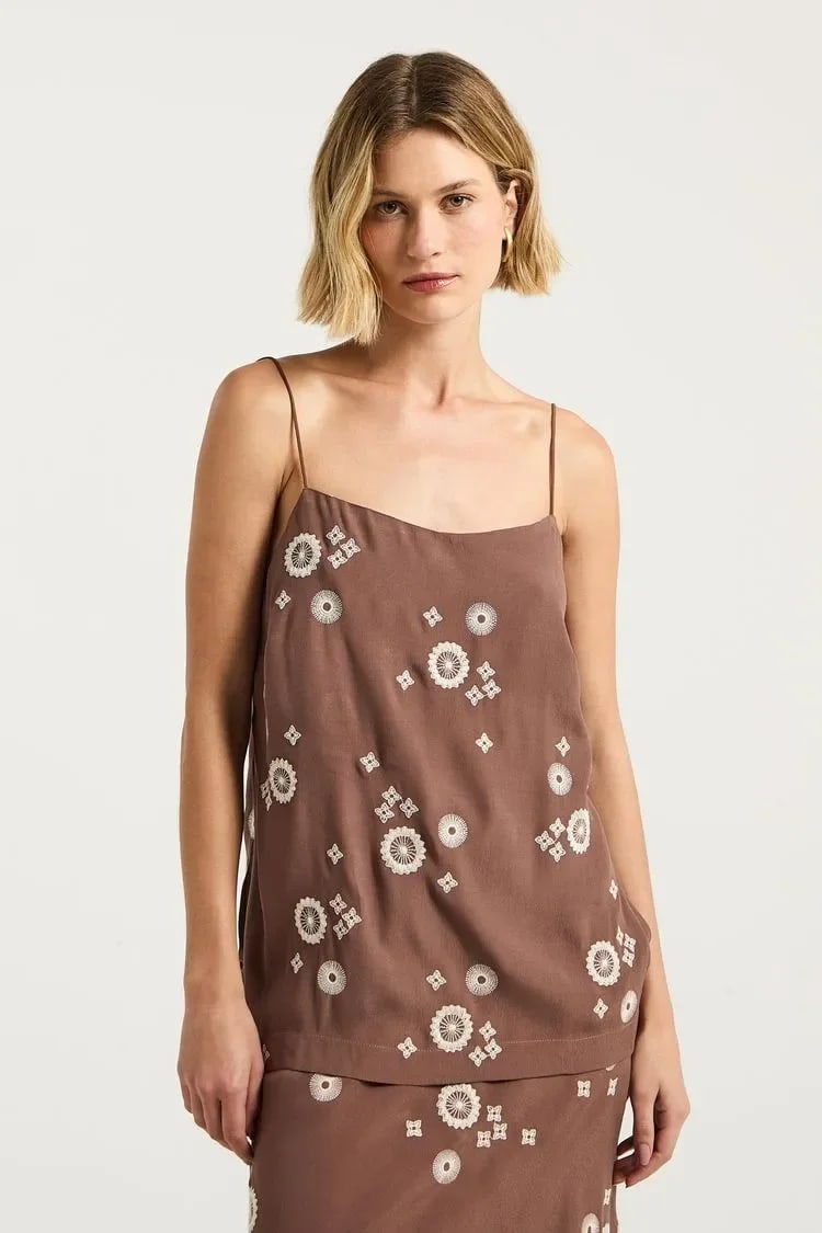 CAMISETA LONGUETE BORDADA CAPUCCINO