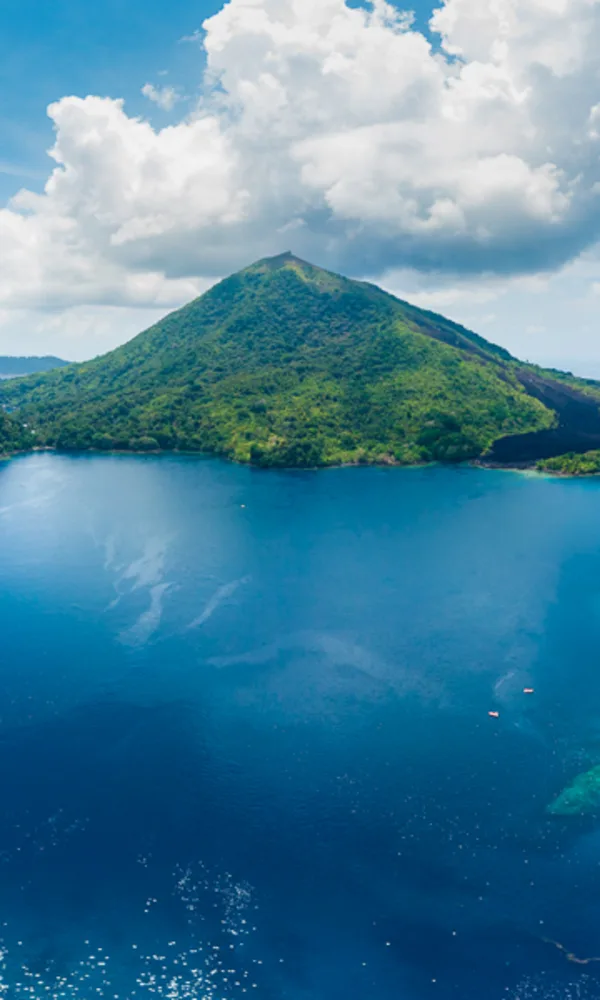 https://www.zubludiving.com/images/Indonesia/Banda-Sea/Banda-Sea-Forgotten-Islands-Indonesia-Portrait.jpg