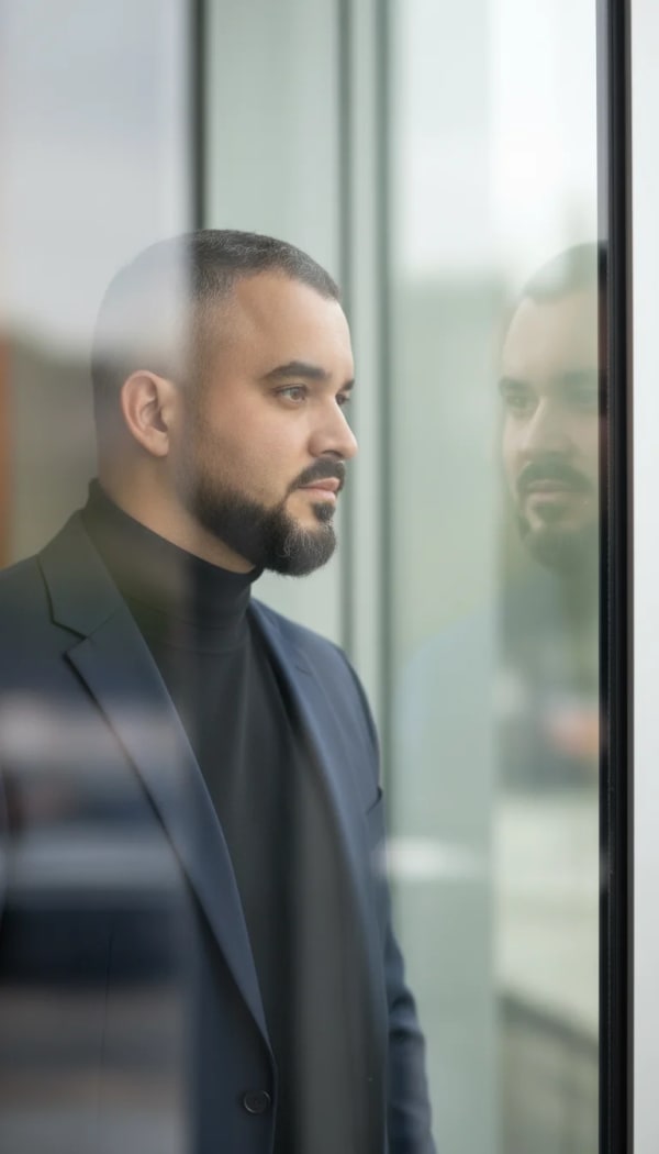 Empresário e seu Reflexo — AI image prompt example
