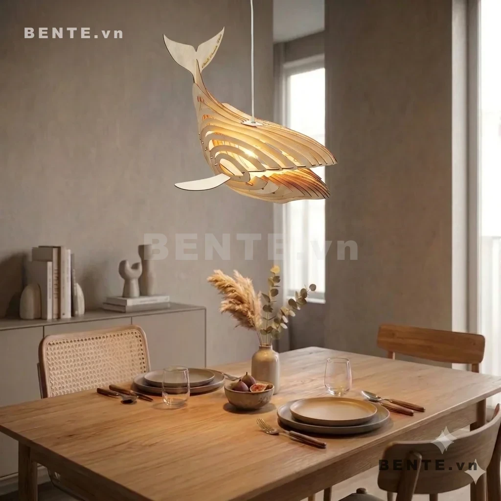 đèn gỗ vây cá voi hai bên, đèn treo hình cá voi cho phòng khách, đèn decor cá voi bằng gỗ, đèn thả gỗ khoang đèn trung tâm