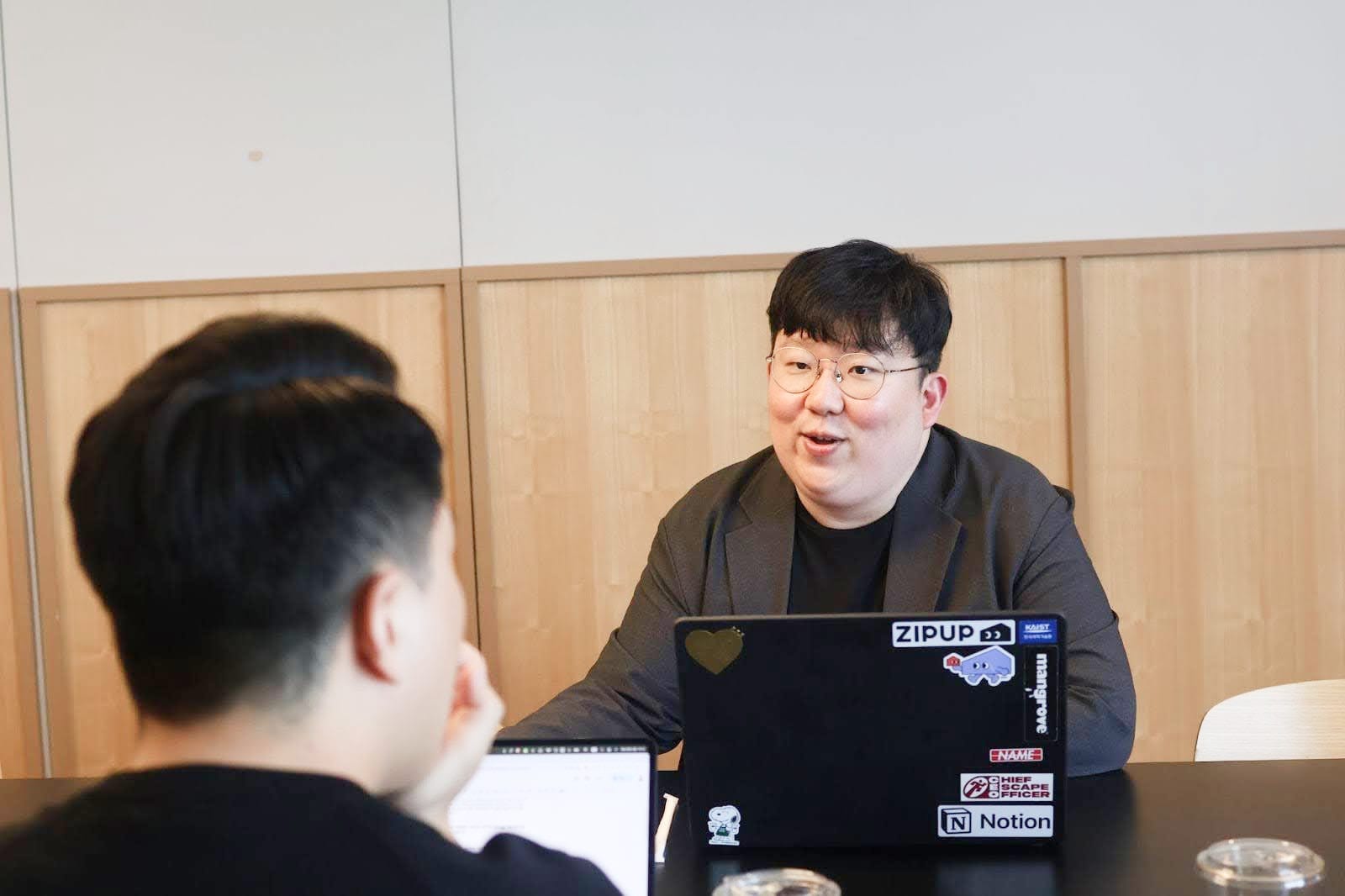 인터뷰 이미지