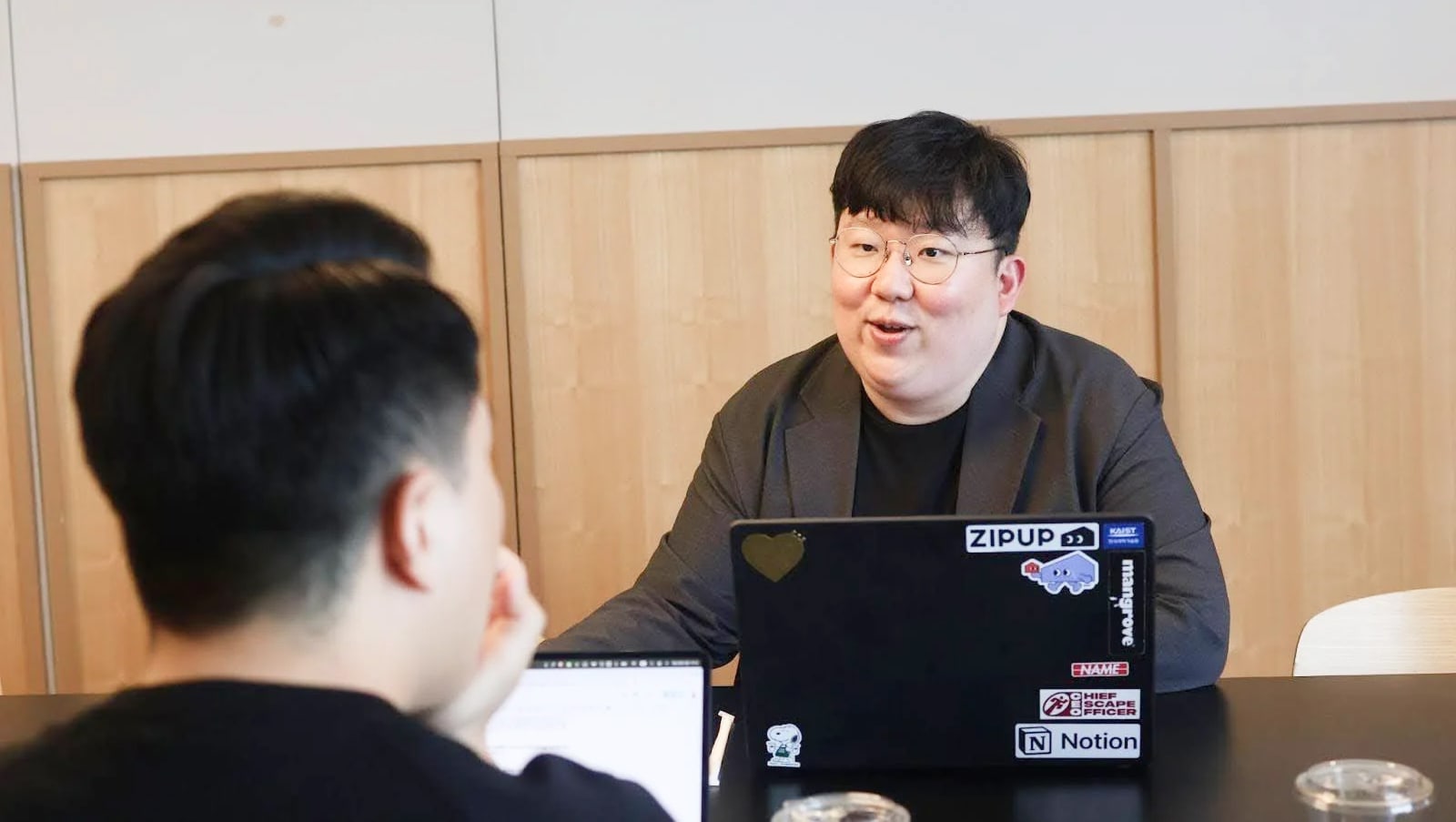 
                                                피드백을 받던 멘토들은 대부분 정부 과제 관련 전문가나 현업 경험이 없는 분들이 많았어요.<br/> 그때 ZUZU IR 컨설팅 서비스를 통해... 받았던 피드백이 가장 컸어요. 정말 집중해야 할 부분이 무엇인지 깨닫고 몇달이나 그 부분을 보완하느라 힘썼던 것 같아요.
                                            