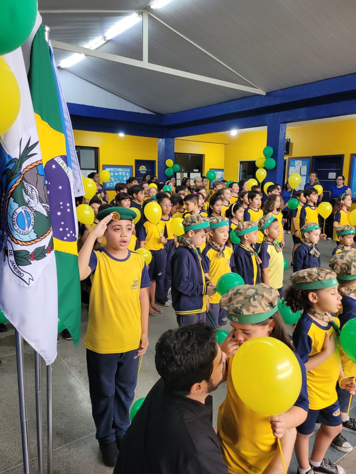 Estudante feliz no Ensino Fundamental