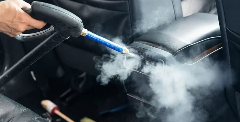 Dịch vụ vệ sinh nội thất xe ô tô bằng hơi nước nóng tại AKauto