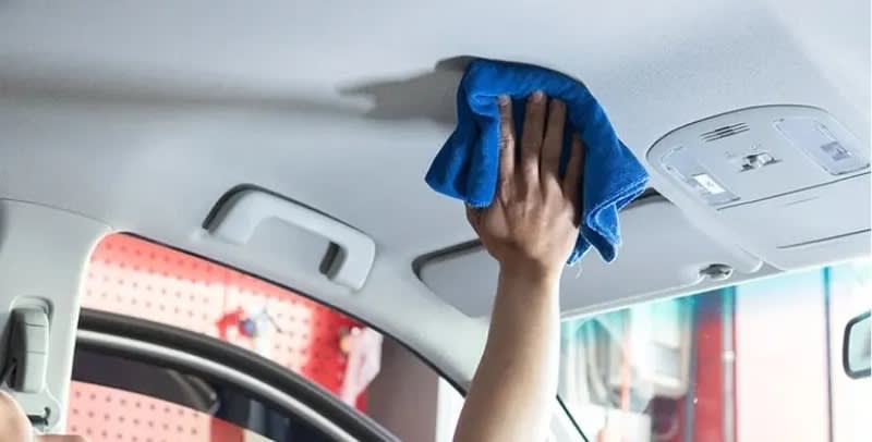 Vệ sinh trần xe bằng dung dịch chuyên dụng